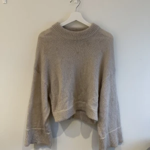 Stickad tröja  - Säljer denna stickade tröja från other stories i storlek S. Har små fläckar på sig 