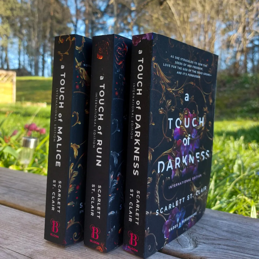 A Touch of Darkness-serien av Scarlett St.Clair. Dark romance om Persephone och Hades med massa smut, första boken har en småskada (fråga för bilder), resten är nya och olästa!🤩. Övrigt.