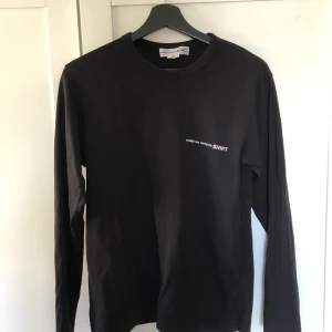Comme des garcons  - Säljer en comme des garçons tröja, nästan helt oanvänd. Köptes ny på NK  Storlek S men passar XS