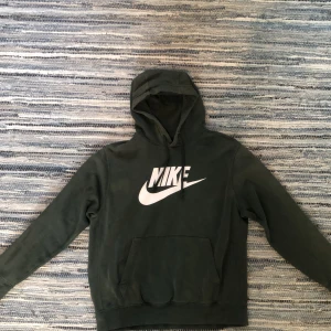 Nike hoodie - Mörkgrön Nike hoodie i storlek L. Skick 8/10