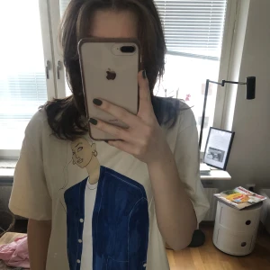 Overaized tröja från zara  - De här är en jätte cool oversized tröja med tryck från zara💕I jättebra skick som inte använts mycket alls 