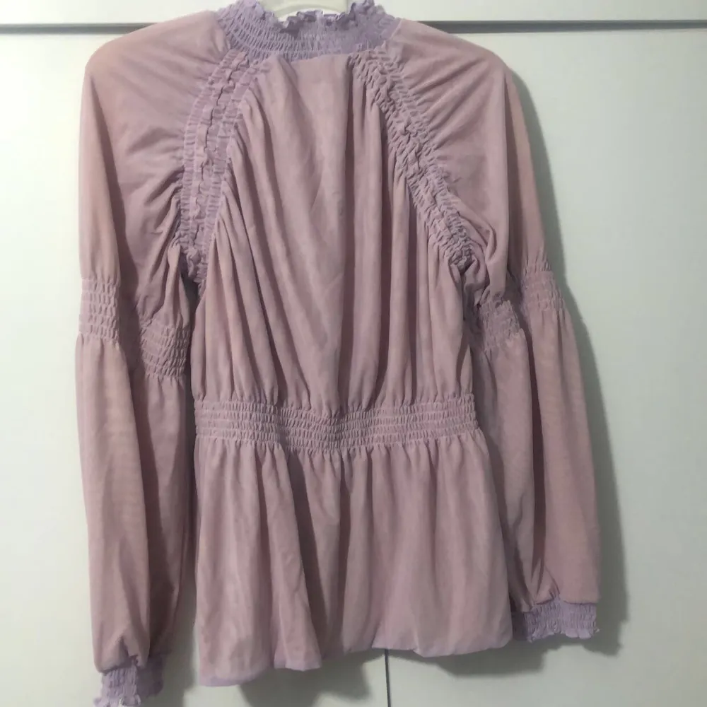 Jätte fin tröja ifrån Lindex som passar många stilar som bland annat stockholmsstilen🫶Helt oanvänd också! Köpt för 300kr. Blusar.