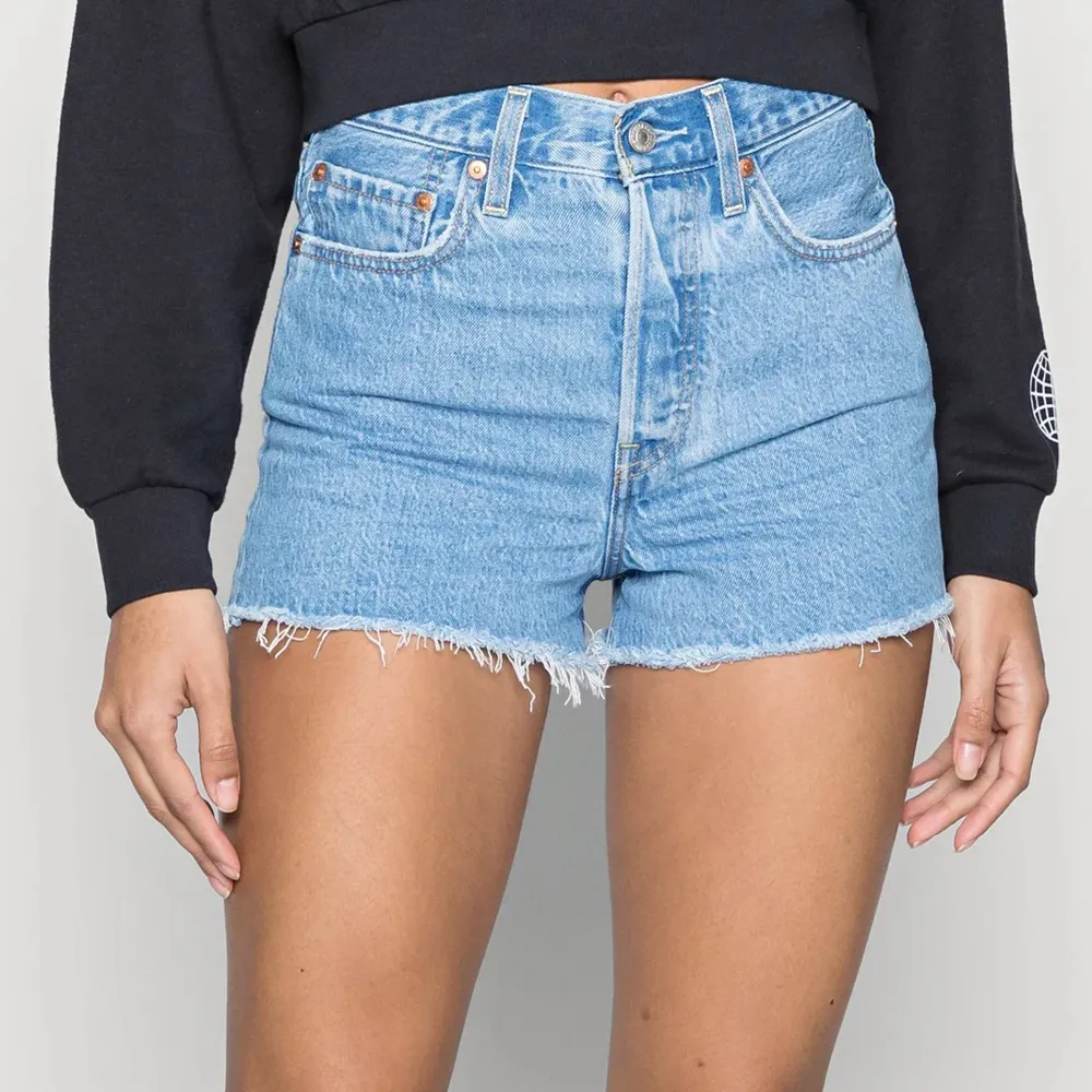 Fina jeansshorts som bara e använda ett fåtal gånger. Levis ribcage shorts. I färg ljusblå. Högmidjade . Shorts.