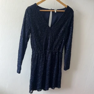 Glittrig mörk blå klänning - Mörkblå glittrig fest klänning som är använd endast 2 gånger, jättebra skick från Nelly i storlek 4 men passar som 38 även❤️