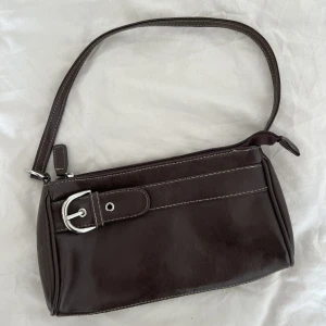 Pochette väska - Säljer denna superfina vintage väska i skinn, perfekt liten väska att ha över axeln och till sommaren.
