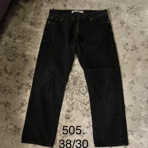 Levis jeans - Feta Levis 505 riktigt schysst färg!  Storlek 38/30 men sitter mindre i midjan! Pris 299 kr