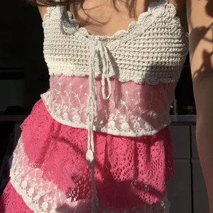 Supersöt sommarklänning - Säljer denna jättegulliga sommarklänningen! En kortare klänning som passar perfekt utomlands 👙Den är äldre men i fint skick, volangerna tar slut baktill så kontakta för fler bilder på klänningen!! 💕