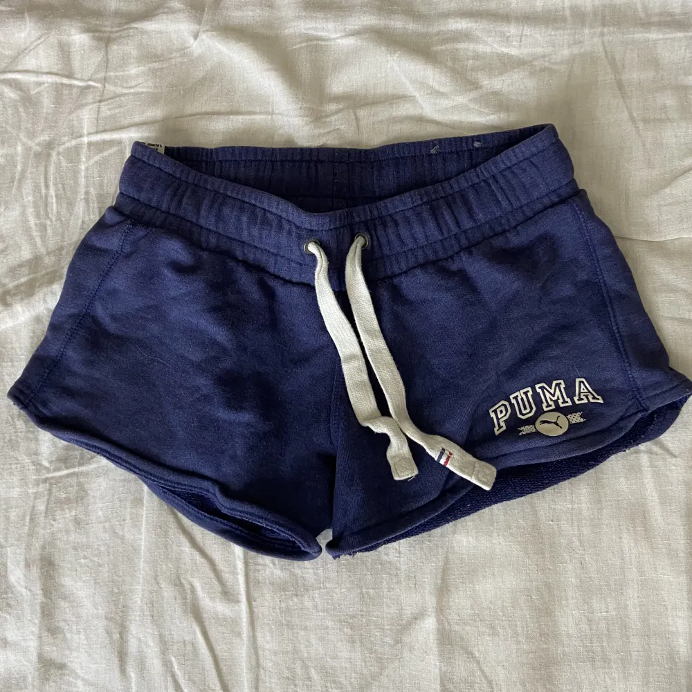 Blåa shorts från puma med logga på ena benet och fina band med justerbar midja, sparsamt använda! . Shorts.