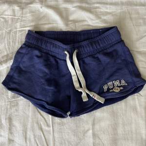 Blåa shorts från puma med logga på ena benet och fina band med justerbar midja, sparsamt använda! 
