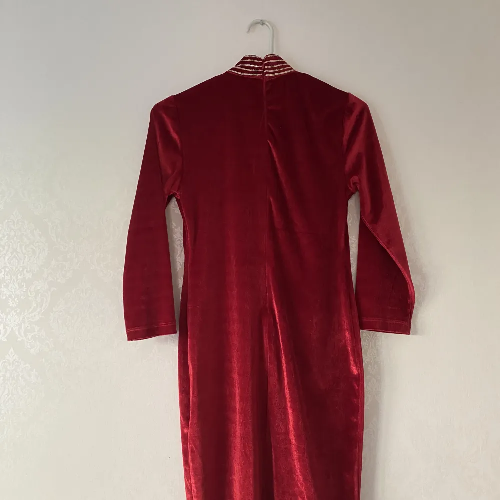Säljer min röda klänning för 75kr o har använt den tre gånger. . Klänningar.