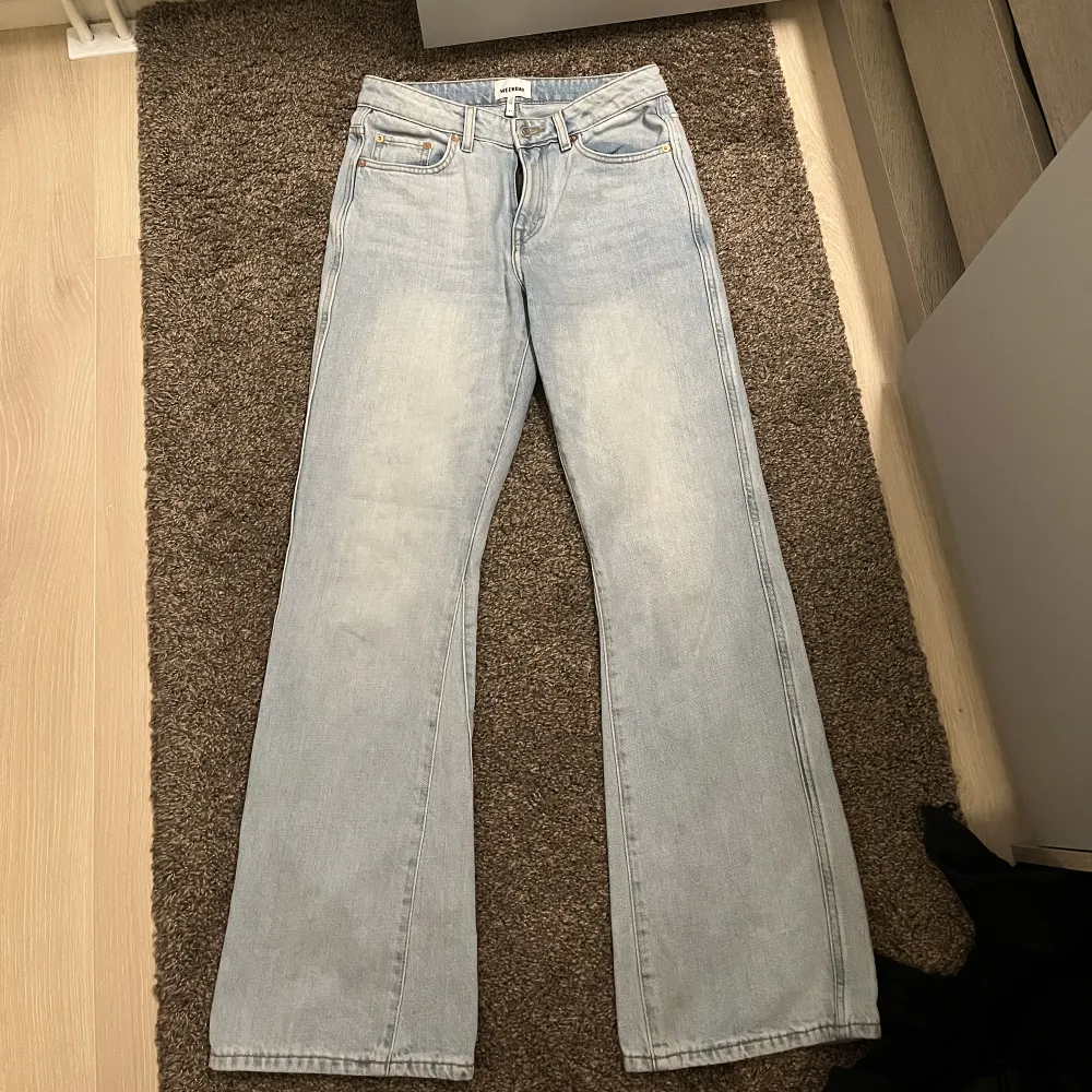 Säljer dessa jeans från Weekday då de inte kommer till någon användning, använt fåtal gånger, skriv för fler bilder💗.. Jeans & Byxor.