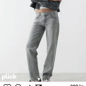 Säljer min gråa lång midjade jeans då de inte kommer till någon användning längre. Skriv till mig vid frågor 💘