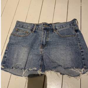 Hej, säljer dessa fina shorts då dom aldrig kommer till användning. Hör gärna av er för mer info och bilder!💗(tagen bild)