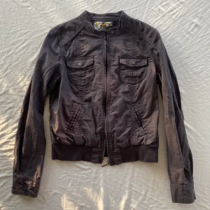 2000 tals jacka linne  - Tunn 2000-tals jacka, perfekt nu till våren och sommaren. Storlek 3, skulle säga att den passar S/M eller lite lösare på XS. 45% bomull och 55% linne. Bra skick, inga deflekter. Köps via Swish eller köp nu 💋