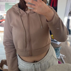 Zip hoodie - Snörerna är trasiga men annars är det bra skick, står inte vad det är för storlek men skulle gissa på M-L