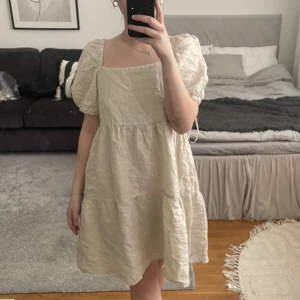 Sommarklänning  - Sommarklänning som inte fått så mycket kärlek den förtjänar. I fint skick 🥰