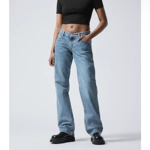 Lågmidjade jeans - Lågmidjade jeans från weekday, modellen arrow. Storlek 24/32 och uppsprättade längst ner för att ge några fler cm längd. Skrivstil mig vid intresse och frågor ❤️