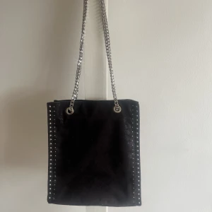 Zara väska - Zara väska! Fint skick, som ny. Knappt använd. Den är rymlig för det mesta! Skicka för fler bilder🩷