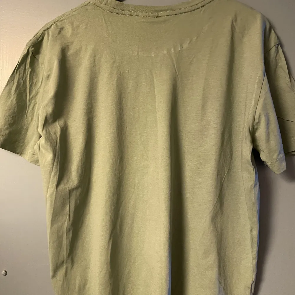 Grön T-shirt . T-shirts.