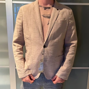 Kavaj/blazer från Selected Homme  - Säljer kavaj / blazer från Selected Homme. Aldrig använd, lappen kvar. Storlek 52. Nypris 1400 kr.