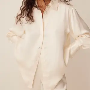 Säljer denna ursnygga vita satinskjortan från Clarie Rose kollektion med NA-KD. I storlek 38 och aldrig använd, så som ny😁 Köpt för 499kr säljer för 350kr!!