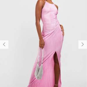 Säljer en superfin plisserad rosa klänning ifrån bohoo som aldrig kommit till använding. Prislappen är kvar. Skriv privat för fler bilder 💘
