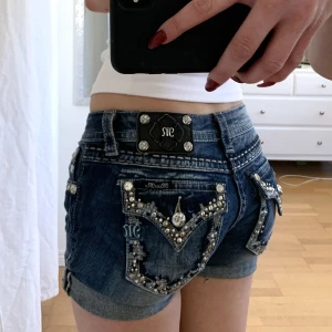 Miss me shorts - Använd köp nu! Miss me shorts i nyskick💋 midja:77, jag är w28 som referens (säljer även ett par vita likadana)