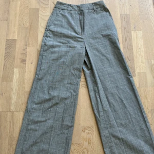 Högmidjade kostymbyxor  - Super fina kostymbyxor från Cubus .Använt ett fåtal gånger och är i bra skick. Säljer för att de inte kommer till användning. Pris kan diskuteras❤️