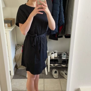 Klänning luftig - Lent material. Använt en gång. Passar nog storlek Xs-M. Passar för mig som har S. 