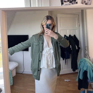 Militärgrön jacka - Fin militärgrön vårjacka i storlek 38🤍