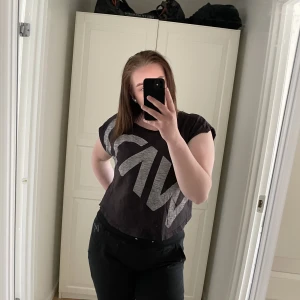 T-shirt - Svart t-shirt. Som ny. Storlek 38. Kan mötas upp i Ed och Bengtsfors annars skickas mot fraktkostnad.☺️