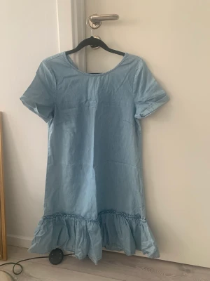 Halvlång klänning  - Jeans klänning i mjukt material. Helt ny från HM. 