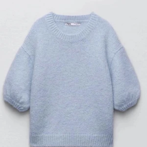 Stickad t-shirt - Säljer denna superfina stickade t-shirt ifrån Zara! Väldigt bra skick och använd fåtal gånger💕