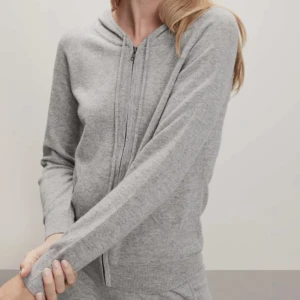 Stickad tröja  - Säljer min fina cashmere tröja från Davida! Den är använd fåtal gånger och är i väldigt bra skick!🤩🫶🏼💌  Nypris är 2299