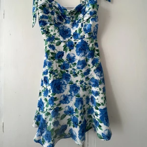 Sommarklänning - Superfin sommarklänning! Perfekt till midsommar eller andra tillfällen :) 