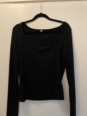 Svart långärmad  - Fin svart tröja  Klippt bort lappen med storlek M och kommer från Nelly eller zara