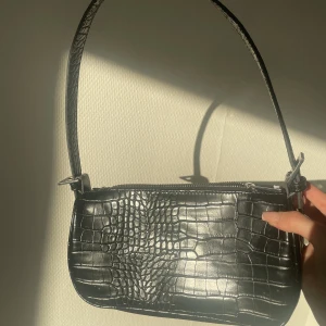 Väska - Svart handväska med fakeläder. Knappt använd.