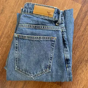 Söta högmidjade jeans från bikbok, säljer då jag inte använder längre. Super fint skick👌🏽 