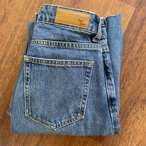 Högmidjade jeans - Söta högmidjade jeans från bikbok, säljer då jag inte använder längre. Super fint skick👌🏽 