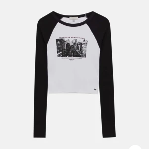 Pull and bear tröja - Säljer denna jättesnygga tröjan från Pull and bear i storlek M som den tyvärr för lite förstor för mig🩷Den har kvar alla lappar och är testad 1 gång.