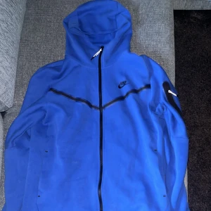 Nike tech fleece  - Nike tech fleece i jätte fint skick. Mest hängt oanvänt i garderoben. Inga skador eller fläckar. St L. 1000kr