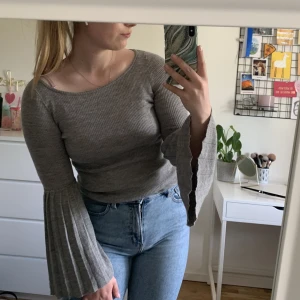 Tröja - Ljusgrå tröja med trumpetärmar från Lindex. Tunn och härlig! Pris kan diskuteras!