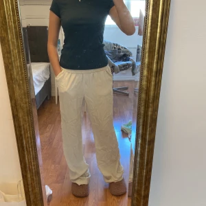 Linnebyxor från hm  - Super snygga och sköna! Dock lite för långa på mig som är 165💕💕 Från hm, knappt använda. (Obs, Har vikt ner midjan på bilden)