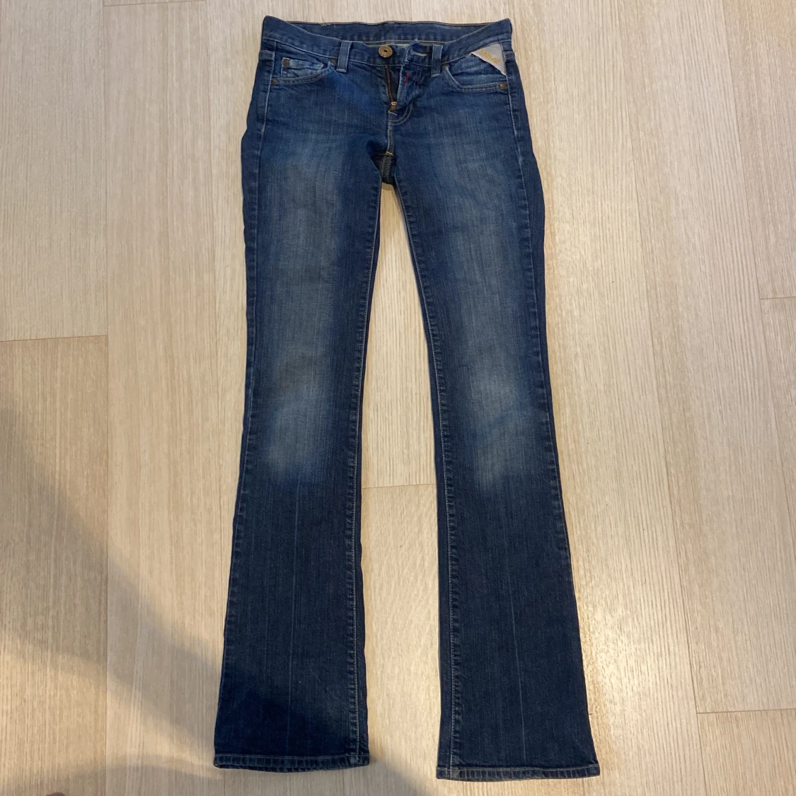 Låmgmidjade bootcut jeans