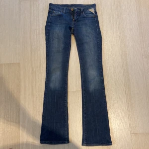 Låmgmidjade bootcut jeans - Säljer dessa assss snygga lågmifjade bootcut jeans då dem blivit lite för små för mig . Så fina och perfekta i midjan . Dem har stjärnor på baken men är nästan helt säker att man kan få bort dem i tvätten med lite produkter . Dem är från replay!