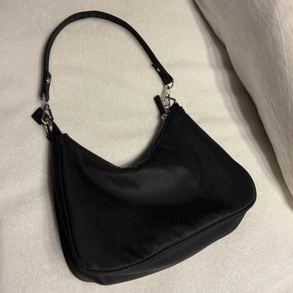 En svart handväska från bikbok!🌟. Väskor.