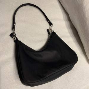 En svart handväska från bikbok!🌟