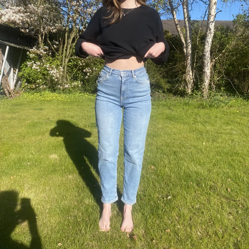 Blåa mom jeans från Gina Tricot, storlek 36, har några lösa trådar vid knappen (se bild), enkelt att fixa till. Jeans & Byxor.