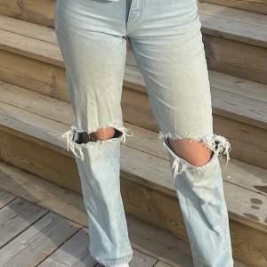 Bekväma jeans med hål i från Abrand!!💓 Säljer dem då jag inte har någon användning för dem längre💗  Köpta för 900kr på Design Only💗