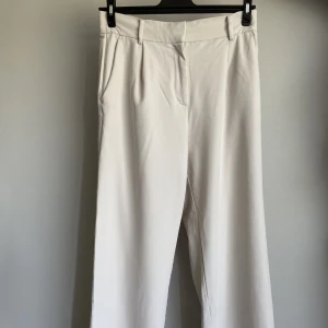 Kroppsformade Kostymbyxor  - Använda ett fåtal gånger, blivit för stora för mig, därav säljer jag de.  Passar de som bär 40/42